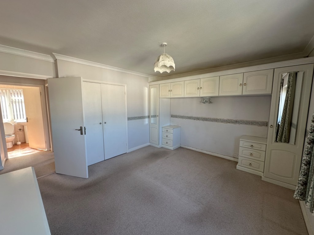 Lot: 6 - BALCONY FLAT OVERLOOKING DEVONSHIRE PARK TENNIS COURTS - Flat main bedroom with built in wardrobes